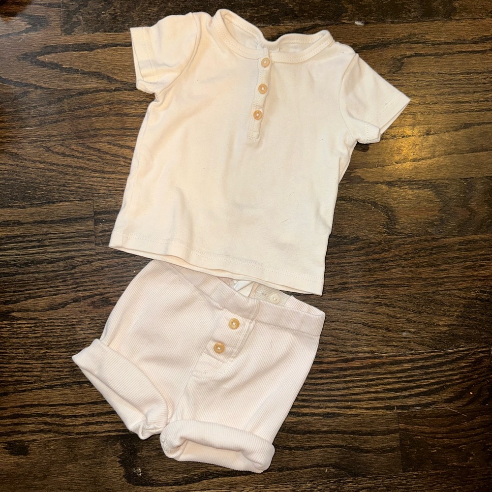 H&M 2-piece summer set- beige, gender neutral, ribbed shorts 6M 4-6CA, VGUC